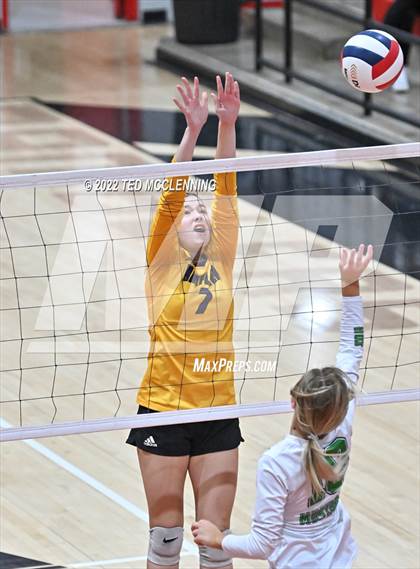 Thumbnail 3 in Hoxie vs. Mayflower (AAA 3A State Playoffs 1st round) photogallery.