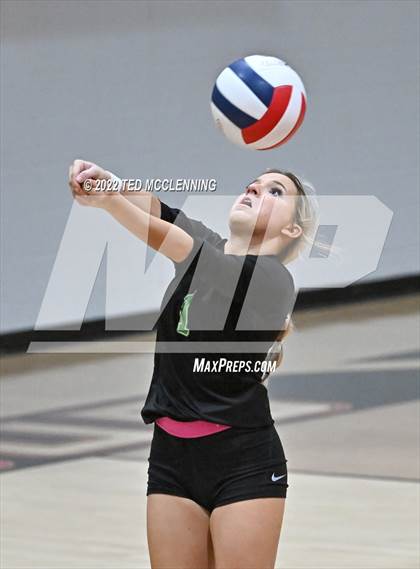 Thumbnail 3 in Hoxie vs. Mayflower (AAA 3A State Playoffs 1st round) photogallery.