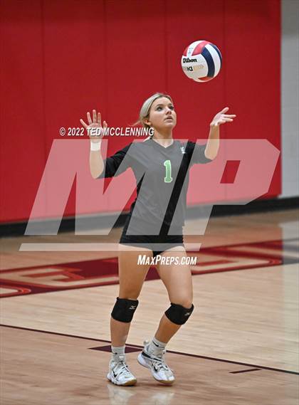Thumbnail 2 in Hoxie vs. Mayflower (AAA 3A State Playoffs 1st round) photogallery.