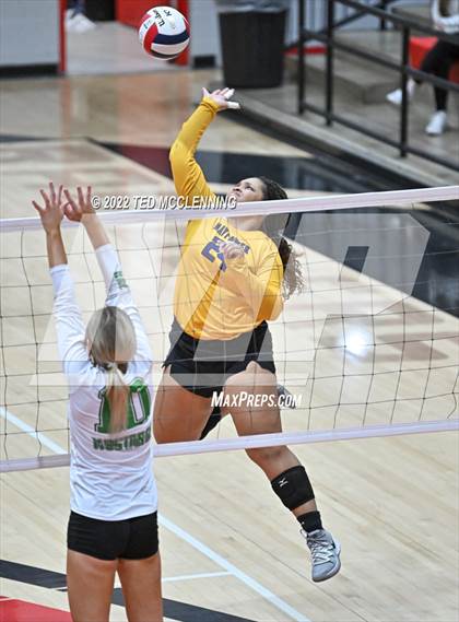 Thumbnail 3 in Hoxie vs. Mayflower (AAA 3A State Playoffs 1st round) photogallery.