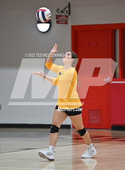 Thumbnail 2 in Hoxie vs. Mayflower (AAA 3A State Playoffs 1st round) photogallery.