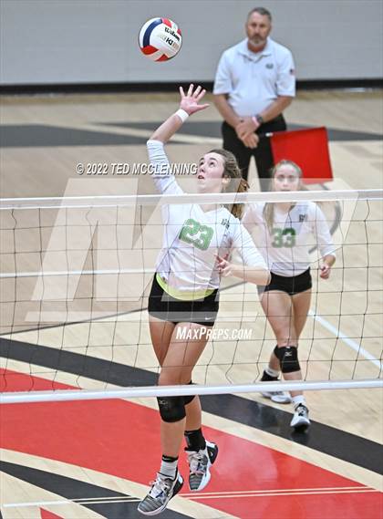 Thumbnail 2 in Hoxie vs. Mayflower (AAA 3A State Playoffs 1st round) photogallery.