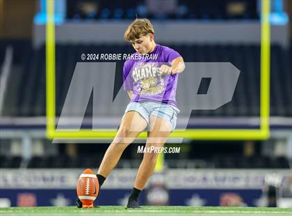 Thumbnail 2 in Shiner @ Muenster (UIL 2A Division II Football Final) photogallery.