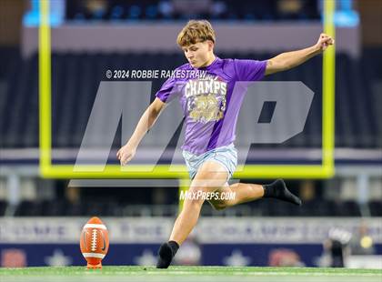 Thumbnail 1 in Shiner @ Muenster (UIL 2A Division II Football Final) photogallery.