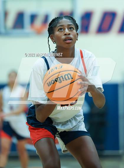 Thumbnail 3 in Chaminade vs Camarillo photogallery.