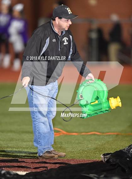 Thumbnail 1 in Jacksboro vs. Henrietta (UIL 3A Division 2 Region 2 Bi-District) photogallery.