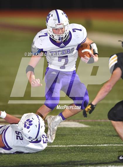 Thumbnail 1 in Jacksboro vs. Henrietta (UIL 3A Division 2 Region 2 Bi-District) photogallery.
