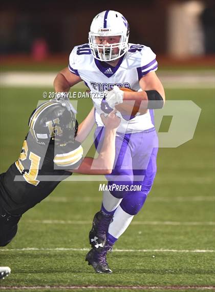 Thumbnail 3 in Jacksboro vs. Henrietta (UIL 3A Division 2 Region 2 Bi-District) photogallery.