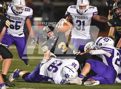 Thumbnail 2 in Jacksboro vs. Henrietta (UIL 3A Division 2 Region 2 Bi-District) photogallery.