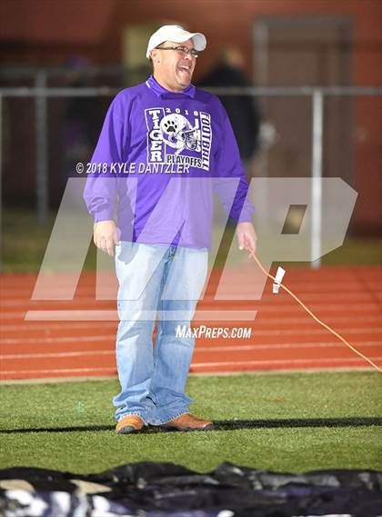 Thumbnail 2 in Jacksboro vs. Henrietta (UIL 3A Division 2 Region 2 Bi-District) photogallery.
