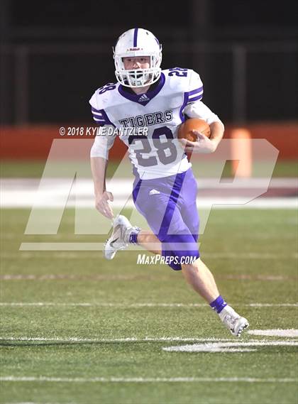 Thumbnail 1 in Jacksboro vs. Henrietta (UIL 3A Division 2 Region 2 Bi-District) photogallery.