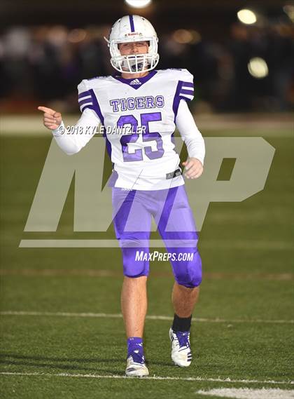 Thumbnail 2 in Jacksboro vs. Henrietta (UIL 3A Division 2 Region 2 Bi-District) photogallery.