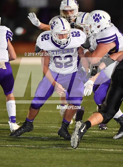 Thumbnail 2 in Jacksboro vs. Henrietta (UIL 3A Division 2 Region 2 Bi-District) photogallery.