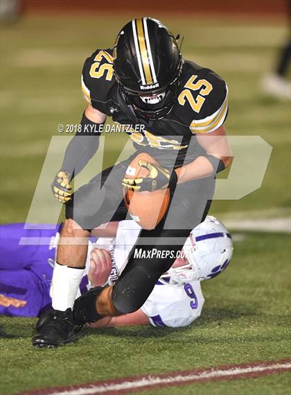 Thumbnail 1 in Jacksboro vs. Henrietta (UIL 3A Division 2 Region 2 Bi-District) photogallery.