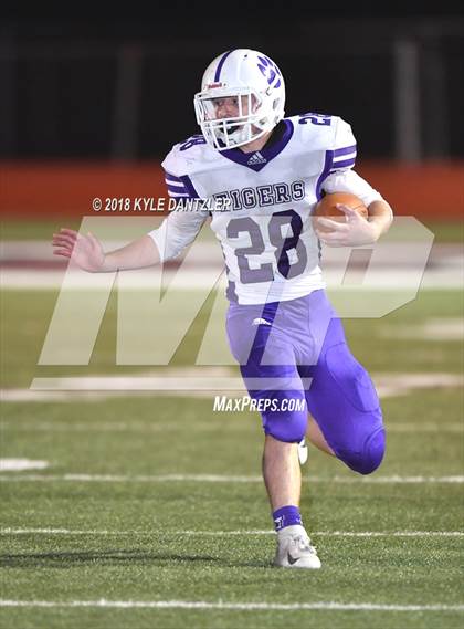 Thumbnail 2 in Jacksboro vs. Henrietta (UIL 3A Division 2 Region 2 Bi-District) photogallery.