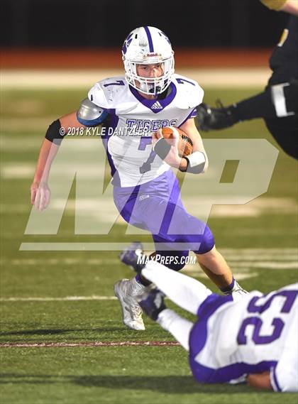 Thumbnail 3 in Jacksboro vs. Henrietta (UIL 3A Division 2 Region 2 Bi-District) photogallery.