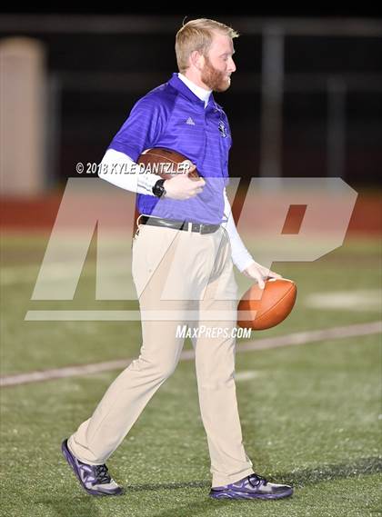 Thumbnail 2 in Jacksboro vs. Henrietta (UIL 3A Division 2 Region 2 Bi-District) photogallery.
