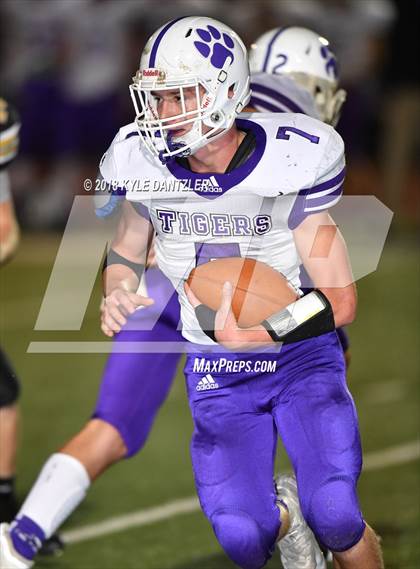 Thumbnail 3 in Jacksboro vs. Henrietta (UIL 3A Division 2 Region 2 Bi-District) photogallery.