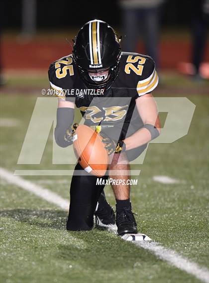 Thumbnail 3 in Jacksboro vs. Henrietta (UIL 3A Division 2 Region 2 Bi-District) photogallery.