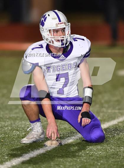 Thumbnail 3 in Jacksboro vs. Henrietta (UIL 3A Division 2 Region 2 Bi-District) photogallery.