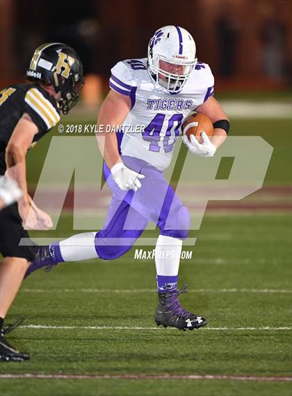 Thumbnail 1 in Jacksboro vs. Henrietta (UIL 3A Division 2 Region 2 Bi-District) photogallery.