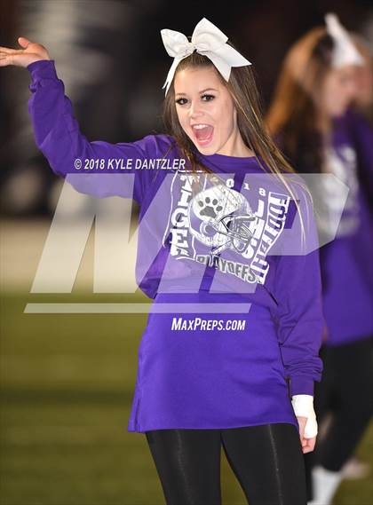 Thumbnail 3 in Jacksboro vs. Henrietta (UIL 3A Division 2 Region 2 Bi-District) photogallery.