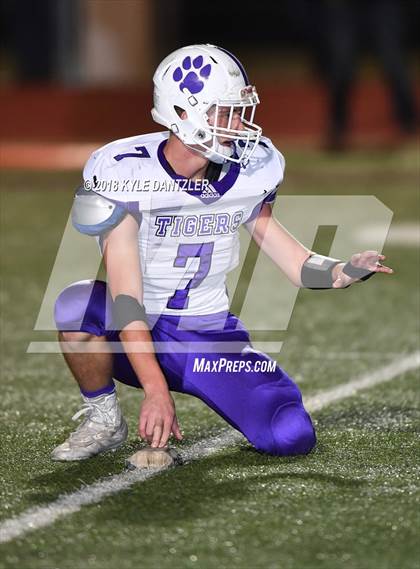 Thumbnail 1 in Jacksboro vs. Henrietta (UIL 3A Division 2 Region 2 Bi-District) photogallery.