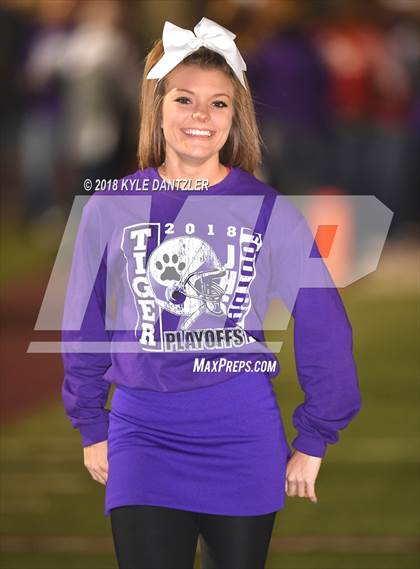 Thumbnail 1 in Jacksboro vs. Henrietta (UIL 3A Division 2 Region 2 Bi-District) photogallery.
