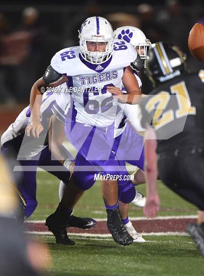 Thumbnail 1 in Jacksboro vs. Henrietta (UIL 3A Division 2 Region 2 Bi-District) photogallery.