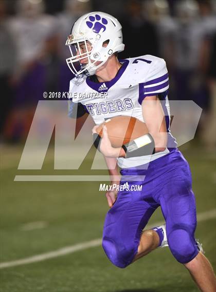 Thumbnail 1 in Jacksboro vs. Henrietta (UIL 3A Division 2 Region 2 Bi-District) photogallery.