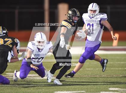 Thumbnail 2 in Jacksboro vs. Henrietta (UIL 3A Division 2 Region 2 Bi-District) photogallery.