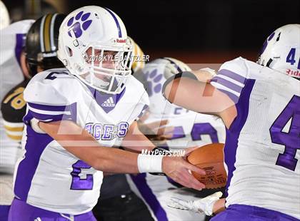 Thumbnail 2 in Jacksboro vs. Henrietta (UIL 3A Division 2 Region 2 Bi-District) photogallery.