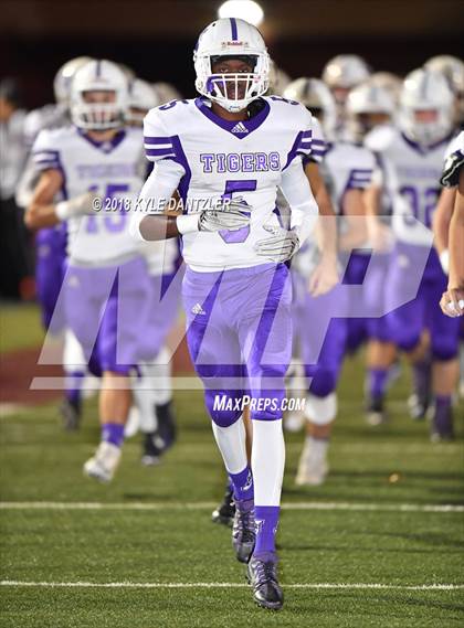 Thumbnail 2 in Jacksboro vs. Henrietta (UIL 3A Division 2 Region 2 Bi-District) photogallery.