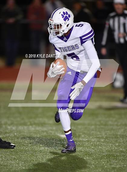 Thumbnail 2 in Jacksboro vs. Henrietta (UIL 3A Division 2 Region 2 Bi-District) photogallery.