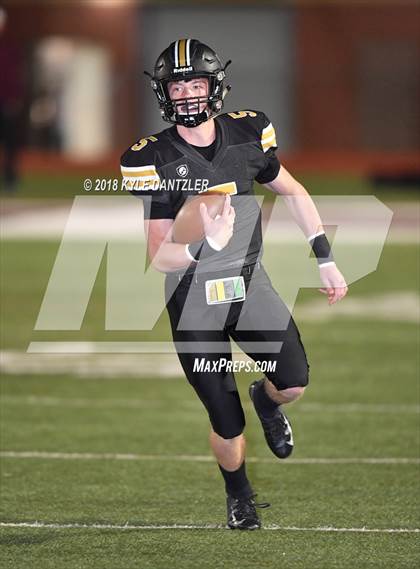 Thumbnail 1 in Jacksboro vs. Henrietta (UIL 3A Division 2 Region 2 Bi-District) photogallery.