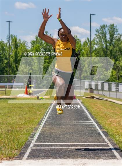 Thumbnail 1 in NCHSAA 4A West Regional Championships photogallery.
