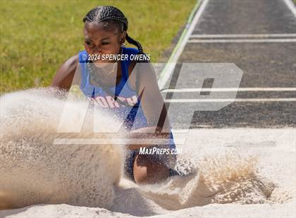 Thumbnail 2 in NCHSAA 4A West Regional Championships photogallery.