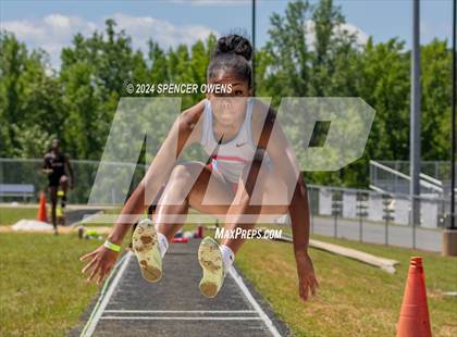 Thumbnail 2 in NCHSAA 4A West Regional Championships photogallery.