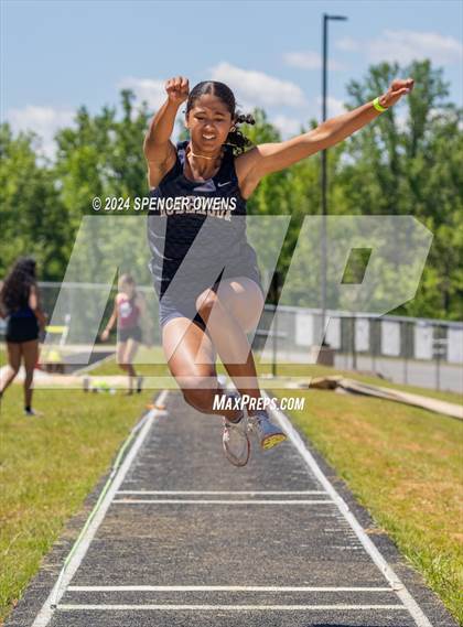 Thumbnail 2 in NCHSAA 4A West Regional Championships photogallery.