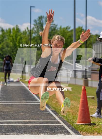 Thumbnail 3 in NCHSAA 4A West Regional Championships photogallery.