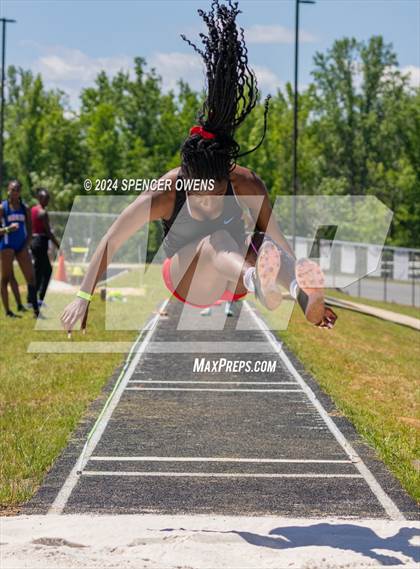 Thumbnail 2 in NCHSAA 4A West Regional Championships photogallery.