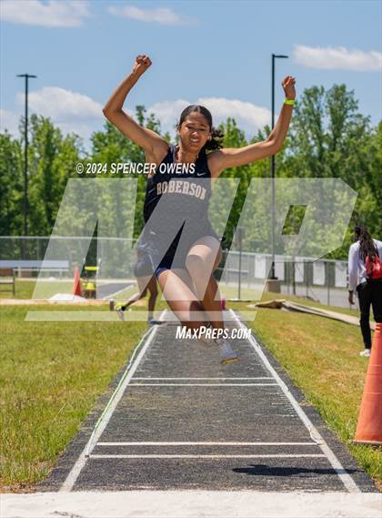 Thumbnail 1 in NCHSAA 4A West Regional Championships photogallery.