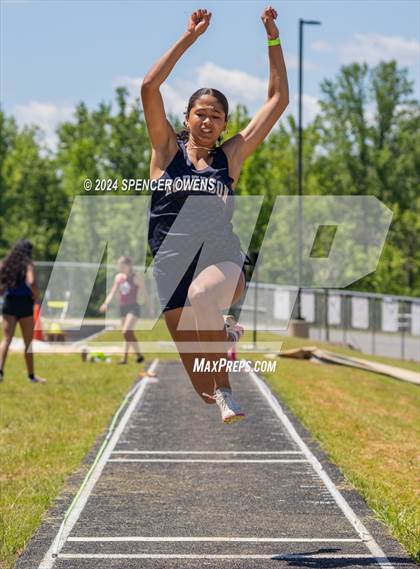 Thumbnail 1 in NCHSAA 4A West Regional Championships photogallery.