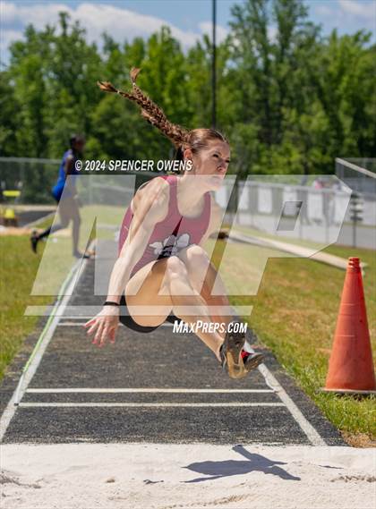 Thumbnail 1 in NCHSAA 4A West Regional Championships photogallery.