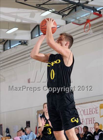 Thumbnail 3 in Vista del Lago vs. Capistrano Valley (MaxPreps Holiday Classic) photogallery.