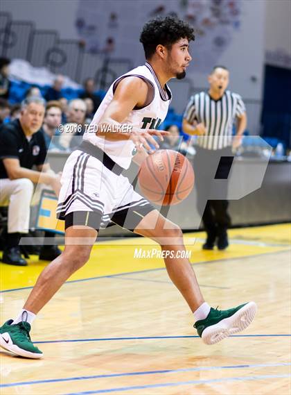 Thumbnail 3 in Half Moon Bay vs. Alisal (Aptos / S.C. Warriors NorCal Invitational) photogallery.