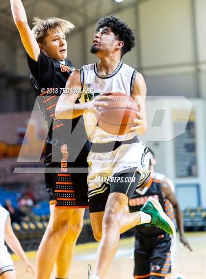 Thumbnail 3 in Half Moon Bay vs. Alisal (Aptos / S.C. Warriors NorCal Invitational) photogallery.
