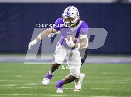 Thumbnail 2 in West vs. Mount Vernon (UIL Class 3A Division I Regional Final) photogallery.