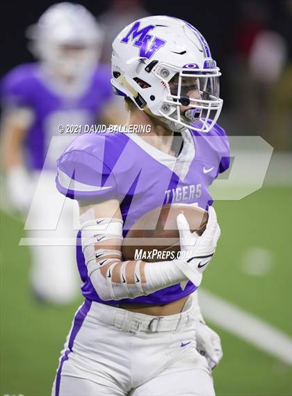 Thumbnail 2 in West vs. Mount Vernon (UIL Class 3A Division I Regional Final) photogallery.