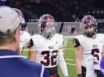 Thumbnail 2 in West vs. Mount Vernon (UIL Class 3A Division I Regional Final) photogallery.
